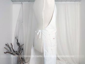 Voici un charmant tablier de cuisine au charme d’antan, confectionné à la main dans un drap ancien orné d’une grande poche brodée à la main des initiales « LM ».