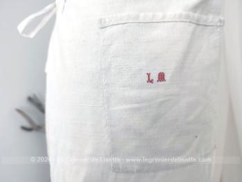 Voici un charmant tablier de cuisine au charme d’antan, confectionné à la main dans un drap ancien orné d’une grande poche brodée à la main des initiales « LM ».