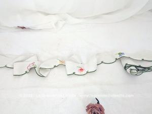 Sur 6.5 cm de large et 415 cm de long, voici fait à la main, un ancien et long tour de cheminée/armoire ou étagère avec une bordure verte  et des  fleurs brodéees par endroit. Pièce unique.