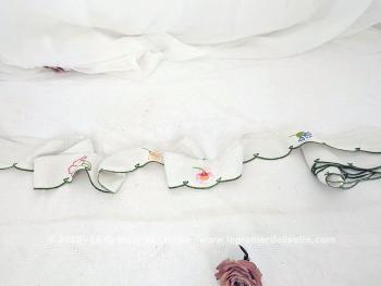 Sur 6.5 cm de large et 415 cm de long, voici fait à la main, un ancien et long tour de cheminée/armoire ou étagère avec une bordure verte  et des  fleurs brodéees par endroit. Pièce unique.