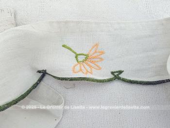 Sur 6.5 cm de large et 415 cm de long, voici fait à la main, un ancien et long tour de cheminée/armoire ou étagère avec une bordure verte  et des  fleurs brodéees par endroit. Pièce unique.