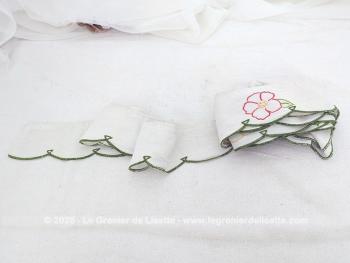 Sur 6.5 cm de large et 415 cm de long, voici fait à la main, un ancien et long tour de cheminée/armoire ou étagère avec une bordure verte  et des  fleurs brodéees par endroit. Pièce unique.