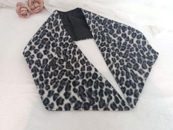 En belle fausse fourrure, voici un superbe tour de cou écharpe dans un style vintage dont les 2 extrémités se superposent et se ferment par 2 boutons. Original !