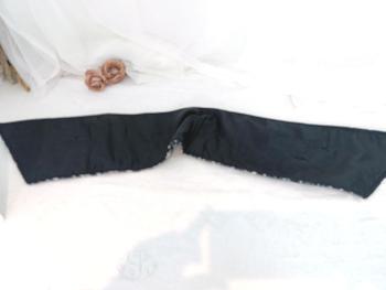 En belle fausse fourrure, voici un superbe tour de cou écharpe dans un style vintage dont les 2 extrémités se superposent et se ferment par 2 boutons. Original !
