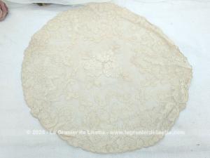 Ancien napperon rond tulle écru et incrustations dentellle