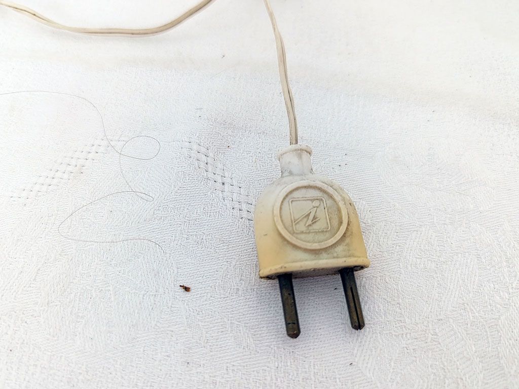 Voici un superbe pied de lampe signé à la main des initiales C.V.D, datant des années 60, une merveille totalement shabby, avec sa couleur blanc et rose, et cette forme très douce, voici le pied de lampe que vous attendiez.