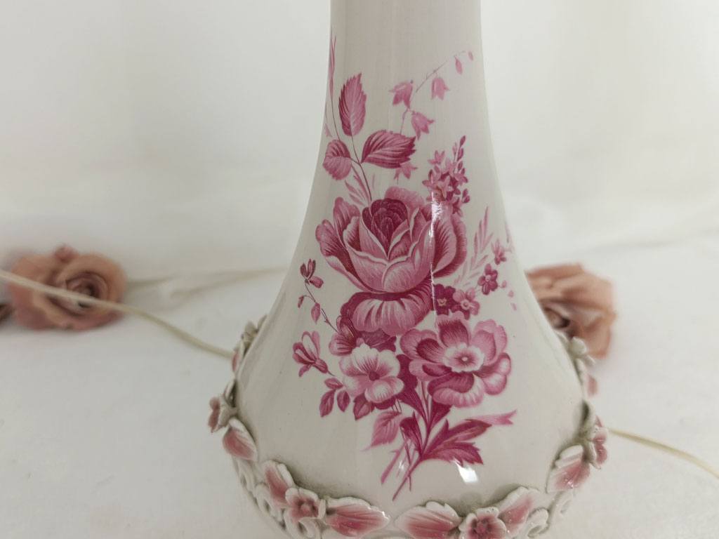 Voici un superbe pied de lampe signé à la main des initiales C.V.D, datant des années 60, une merveille totalement shabby, avec sa couleur blanc et rose, et cette forme très douce, voici le pied de lampe que vous attendiez.