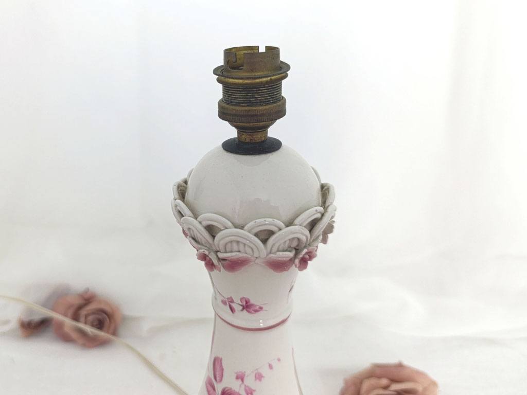 Voici un superbe pied de lampe signé à la main des initiales C.V.D, datant des années 60, une merveille totalement shabby, avec sa couleur blanc et rose, et cette forme très douce, voici le pied de lampe que vous attendiez.