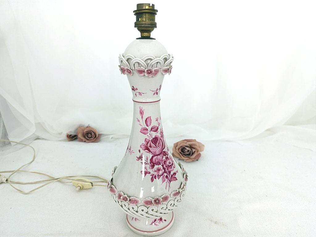 Voici un superbe pied de lampe signé à la main des initiales C.V.D, datant des années 60, une merveille totalement shabby, avec sa couleur blanc et rose, et cette forme très douce, voici le pied de lampe que vous attendiez.