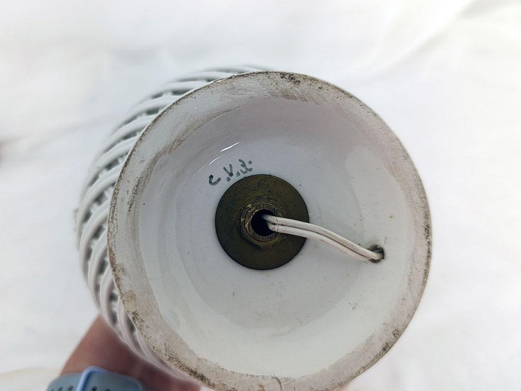 Voici un superbe pied de lampe signé à la main des initiales C.V.D, datant des années 60, une merveille totalement shabby, avec sa couleur blanc et rose, et cette forme très douce, voici le pied de lampe que vous attendiez.
