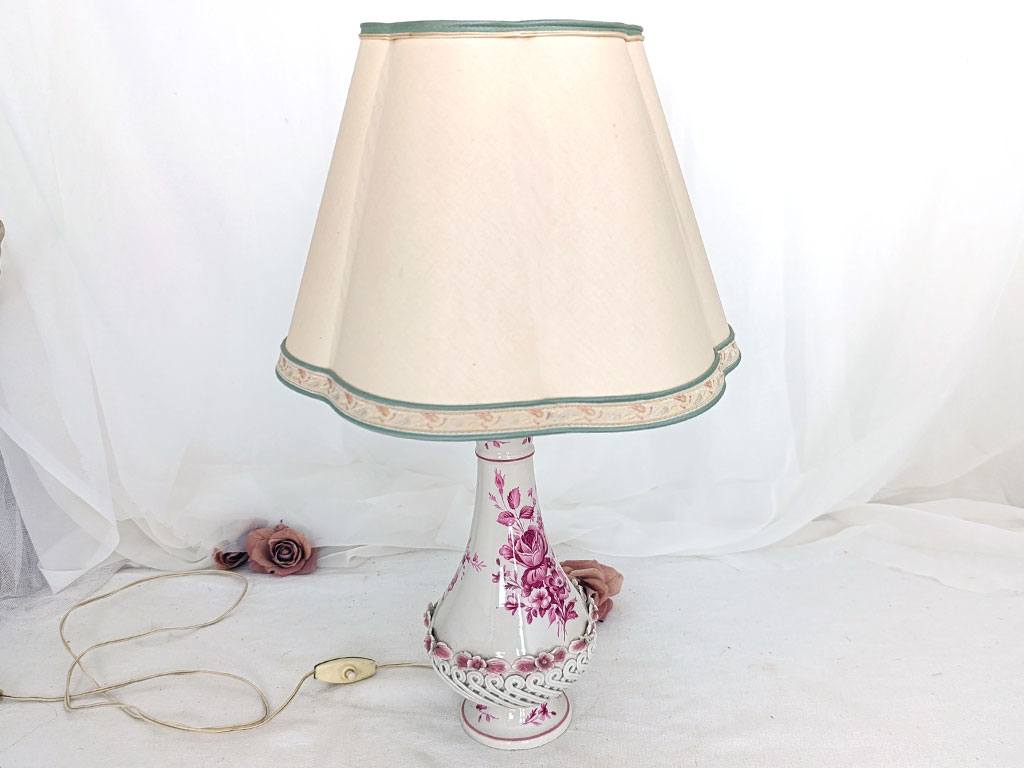 Voici un superbe pied de lampe signé à la main des initiales C.V.D, datant des années 60, une merveille totalement shabby, avec sa couleur blanc et rose, et cette forme très douce, voici le pied de lampe que vous attendiez.