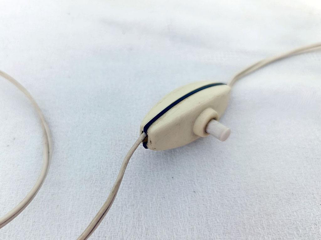 Voici un superbe pied de lampe signé à la main des initiales C.V.D, datant des années 60, une merveille totalement shabby, avec sa couleur blanc et rose, et cette forme très douce, voici le pied de lampe que vous attendiez.