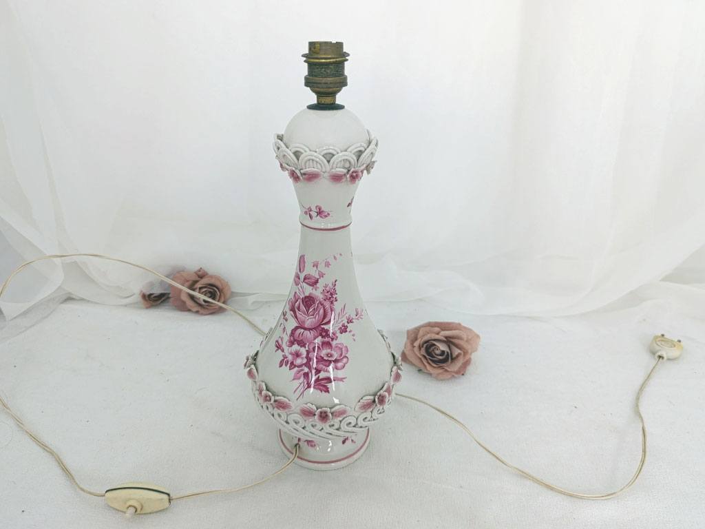 Voici un superbe pied de lampe signé à la main des initiales C.V.D, datant des années 60, une merveille totalement shabby, avec sa couleur blanc et rose, et cette forme très douce, voici le pied de lampe que vous attendiez.