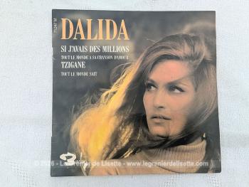 Voici un disque 45T de Dalida des années 60 avec 4 titres, dont le plus célèbre est