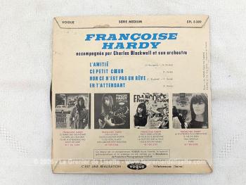Voici un disque 45T de Françoise Hardy des années 60 avec 4 titres, dont le plus célèbre est 