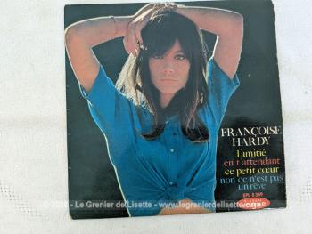 Voici un disque 45T de Françoise Hardy des années 60 avec 4 titres, dont le plus célèbre est 