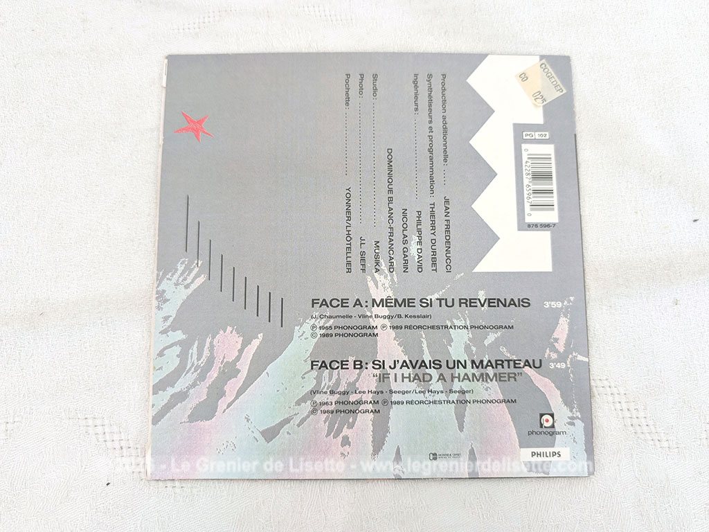 Voici un disque 45T Claude François de 1990, reprise de 4 de ses succès. Belle pochette de disque avec photo sur carton. En très bon état avec encore l'étiquette du prix. Le disque est en très bon état, prêt à être écouté