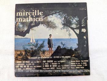 Voici un disque 45T de Mireille Mathieu de 1968 avec 4 titres, dont le plus célèbre est