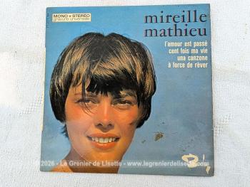 Voici un disque 45T de Mireille Mathieu de 1968 avec 4 titres, dont le plus célèbre est
