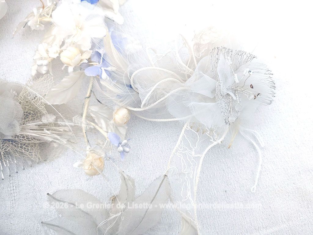 Dans une ancienne boite en carton habillée de dentelle en papier et remplie d'accessoires de mariée, anciens ou vintages, pour cheveux et coiffures. Plumes, perles et et tulles au rendez-vous !