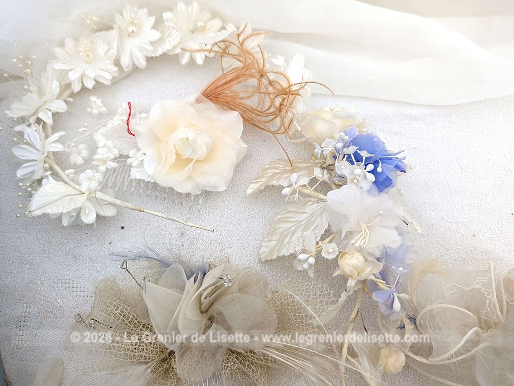 Dans une ancienne boite en carton habillée de dentelle en papier et remplie d'accessoires de mariée, anciens ou vintages, pour cheveux et coiffures. Plumes, perles et et tulles au rendez-vous !