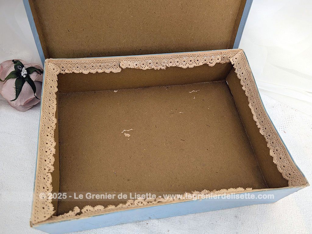 Dans une ancienne boite en carton habillée de dentelle en papier et remplie d'accessoires de mariée, anciens ou vintages, pour cheveux et coiffures. Plumes, perles et et tulles au rendez-vous !