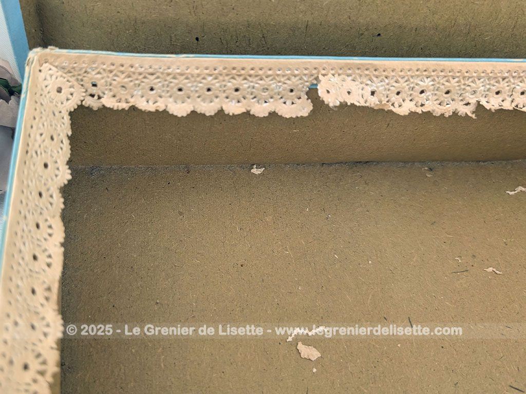 Dans une ancienne boite en carton habillée de dentelle en papier et remplie d'accessoires de mariée, anciens ou vintages, pour cheveux et coiffures. Plumes, perles et et tulles au rendez-vous !