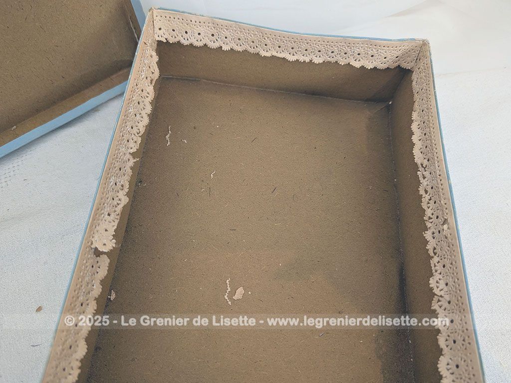 Dans une ancienne boite en carton habillée de dentelle en papier et remplie d'accessoires de mariée, anciens ou vintages, pour cheveux et coiffures. Plumes, perles et et tulles au rendez-vous !