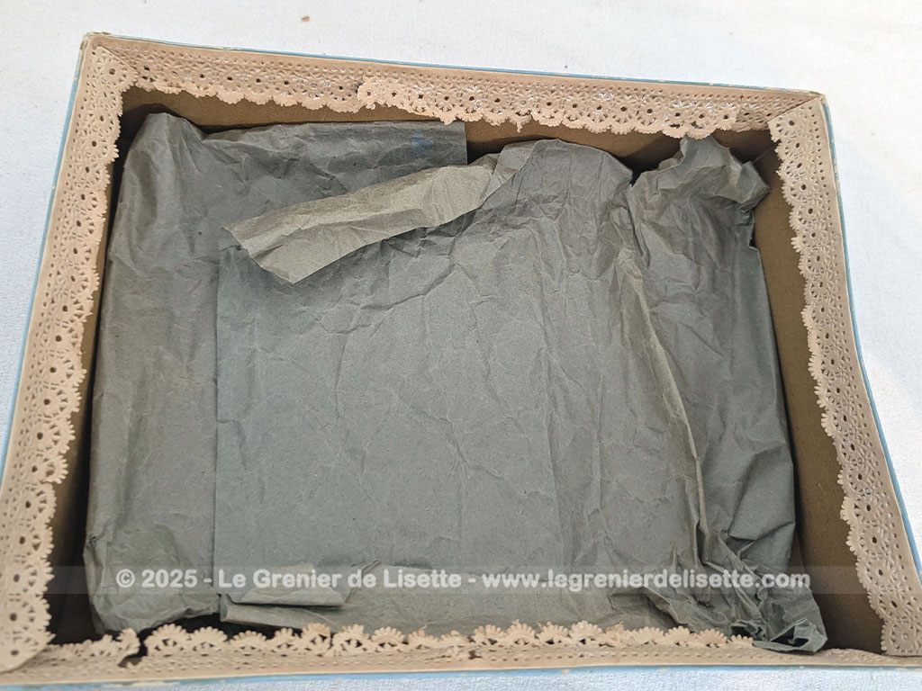 Dans une ancienne boite en carton habillée de dentelle en papier et remplie d'accessoires de mariée, anciens ou vintages, pour cheveux et coiffures. Plumes, perles et et tulles au rendez-vous !