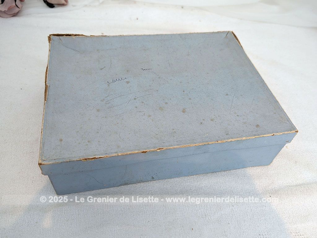 Dans une ancienne boite en carton habillée de dentelle en papier et remplie d'accessoires de mariée, anciens ou vintages, pour cheveux et coiffures. Plumes, perles et et tulles au rendez-vous !