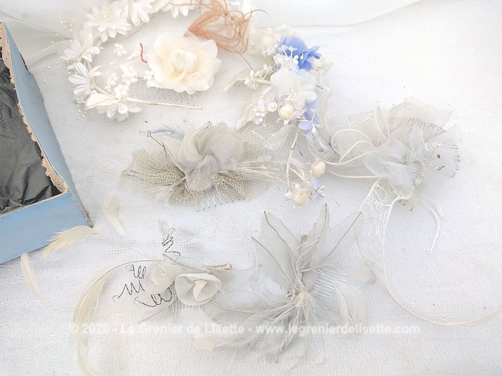 Dans une ancienne boite en carton habillée de dentelle en papier et remplie d'accessoires de mariée, anciens ou vintages, pour cheveux et coiffures. Plumes, perles et et tulles au rendez-vous !