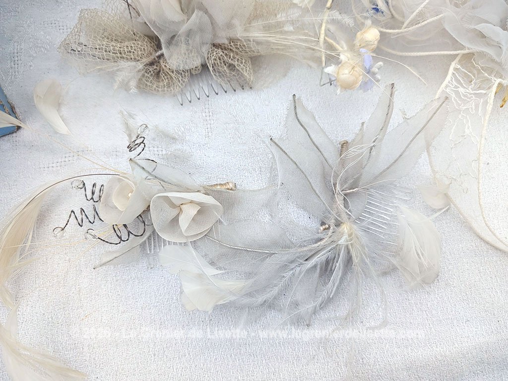 Dans une ancienne boite en carton habillée de dentelle en papier et remplie d'accessoires de mariée, anciens ou vintages, pour cheveux et coiffures. Plumes, perles et et tulles au rendez-vous !
