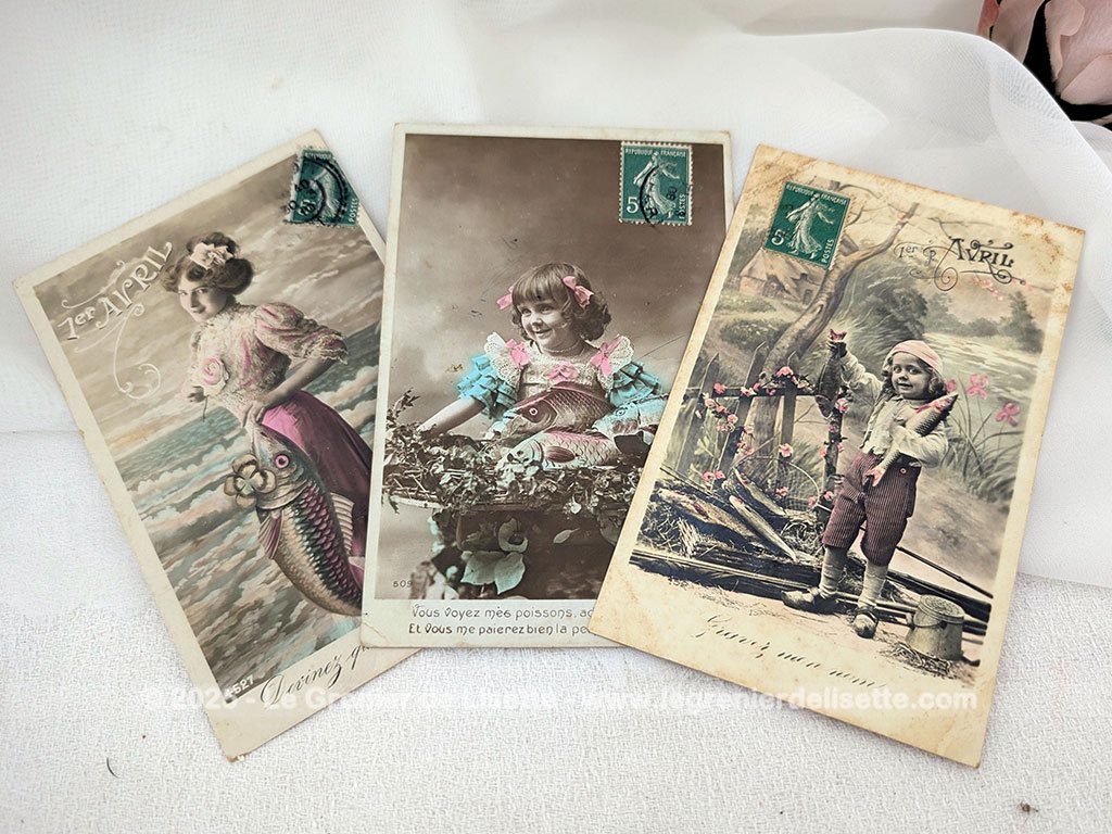 Voici un lot de 3cartes postales anciennes pour fêter le 1er Avril, datant du tout début du siècle dernier représentant des photos sur papier glacé des personnes avec des poissons et sa petite maxime au bas... et au dos, de petits messages.