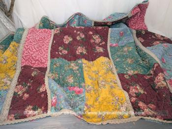 Voici un  plaid bien original de 155 x 155 réalisé en boutis de patchwork de différents tissus multicolores aux tons pastel, tous reliés entre eux par de la dentelle aux fuseaux. Travail artisanal de 