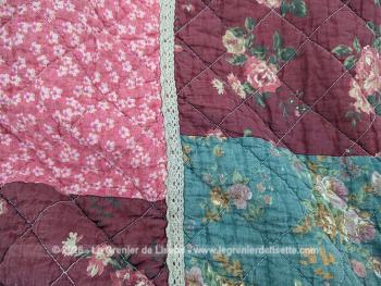 Voici un  plaid bien original de 155 x 155 réalisé en boutis de patchwork de différents tissus multicolores aux tons pastel, tous reliés entre eux par de la dentelle aux fuseaux. Travail artisanal de 