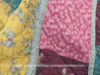 Voici un  plaid bien original de 155 x 155 réalisé en boutis de patchwork de différents tissus multicolores aux tons pastel, tous reliés entre eux par de la dentelle aux fuseaux. Travail artisanal de 