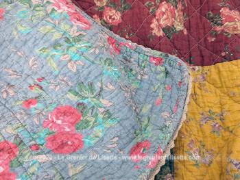 Voici un  plaid bien original de 155 x 155 réalisé en boutis de patchwork de différents tissus multicolores aux tons pastel, tous reliés entre eux par de la dentelle aux fuseaux. Travail artisanal de 