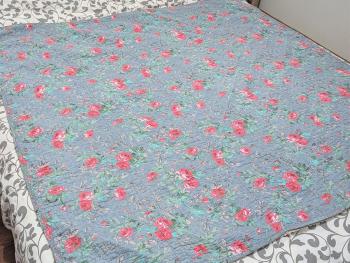 Voici un  plaid bien original de 155 x 155 réalisé en boutis de patchwork de différents tissus multicolores aux tons pastel, tous reliés entre eux par de la dentelle aux fuseaux. Travail artisanal de 