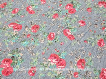 Voici un  plaid bien original de 155 x 155 réalisé en boutis de patchwork de différents tissus multicolores aux tons pastel, tous reliés entre eux par de la dentelle aux fuseaux. Travail artisanal de 