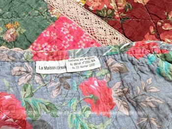 Voici un  plaid bien original de 155 x 155 réalisé en boutis de patchwork de différents tissus multicolores aux tons pastel, tous reliés entre eux par de la dentelle aux fuseaux. Travail artisanal de 