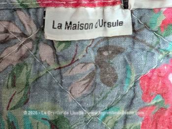 Voici un  plaid bien original de 155 x 155 réalisé en boutis de patchwork de différents tissus multicolores aux tons pastel, tous reliés entre eux par de la dentelle aux fuseaux. Travail artisanal de 