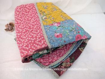 Voici un  plaid bien original de 155 x 155 réalisé en boutis de patchwork de différents tissus multicolores aux tons pastel, tous reliés entre eux par de la dentelle aux fuseaux. Travail artisanal de 