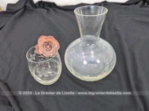 Ancienne carafe de chevet et son verre avec gravures