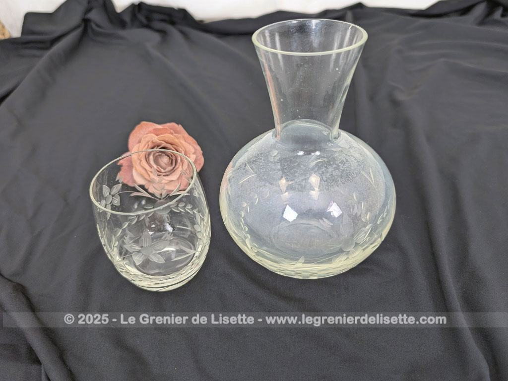 Voici un bel ensemble de nuit vintage comprenant une carafe à eau et son verre assorti faisant office de bouchon, en verre transparent finement ciselé de motifs floraux. Parfait pour une décoration de chambre rétro, romantique ou shabby.