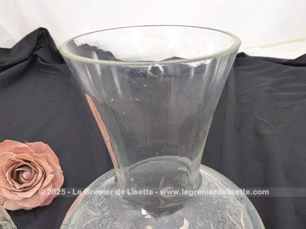 Voici un bel ensemble de nuit vintage comprenant une carafe à eau et son verre assorti faisant office de bouchon, en verre transparent finement ciselé de motifs floraux. Parfait pour une décoration de chambre rétro, romantique ou shabby.