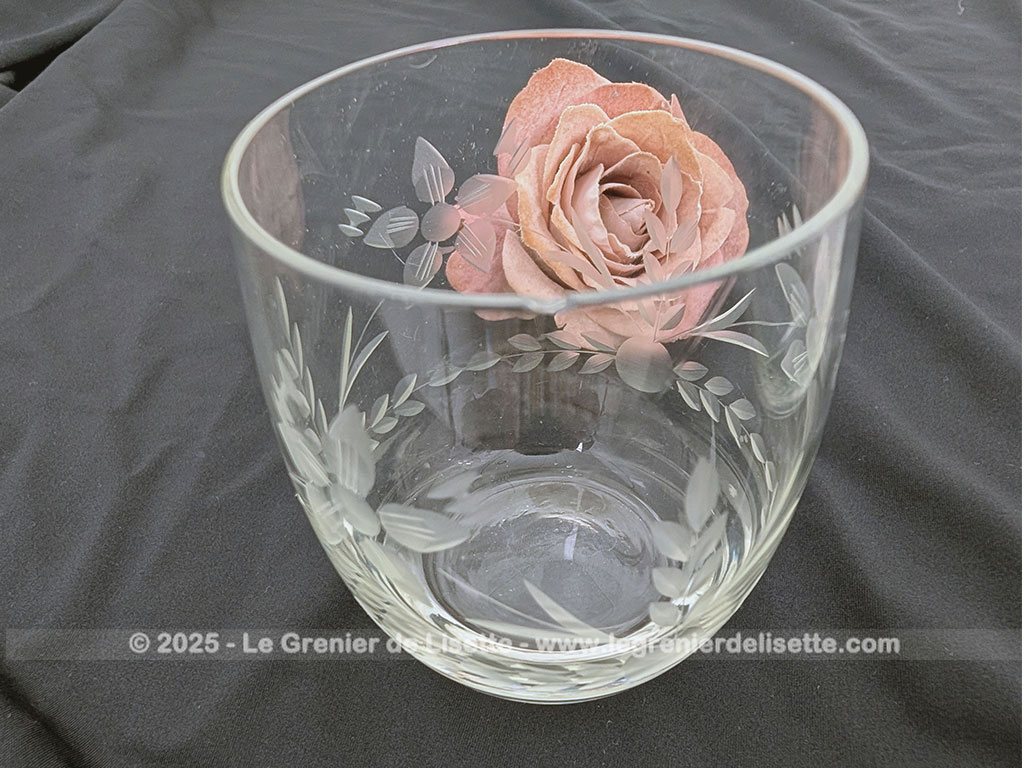 Voici un bel ensemble de nuit vintage comprenant une carafe à eau et son verre assorti faisant office de bouchon, en verre transparent finement ciselé de motifs floraux. Parfait pour une décoration de chambre rétro, romantique ou shabby.