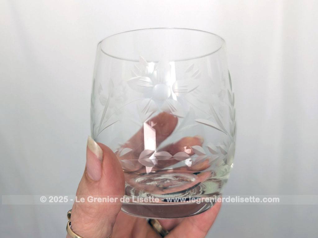 Voici un bel ensemble de nuit vintage comprenant une carafe à eau et son verre assorti faisant office de bouchon, en verre transparent finement ciselé de motifs floraux. Parfait pour une décoration de chambre rétro, romantique ou shabby.