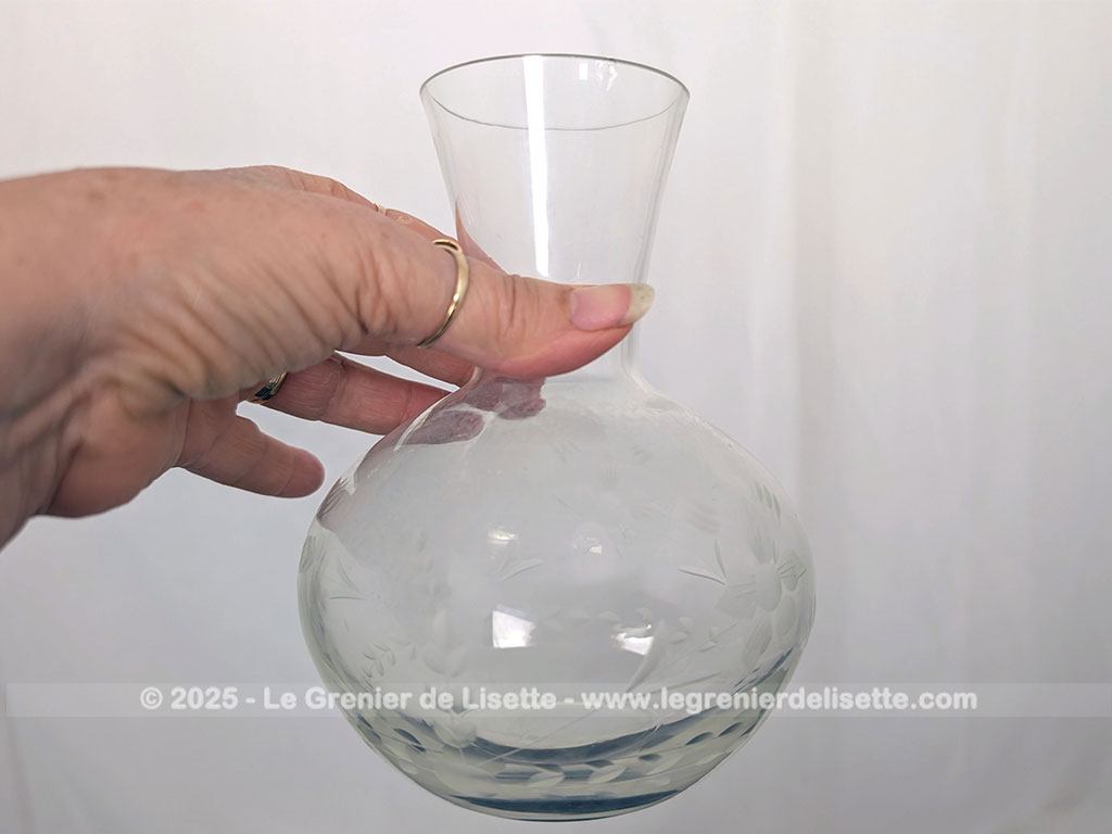 Voici un bel ensemble de nuit vintage comprenant une carafe à eau et son verre assorti faisant office de bouchon, en verre transparent finement ciselé de motifs floraux. Parfait pour une décoration de chambre rétro, romantique ou shabby.