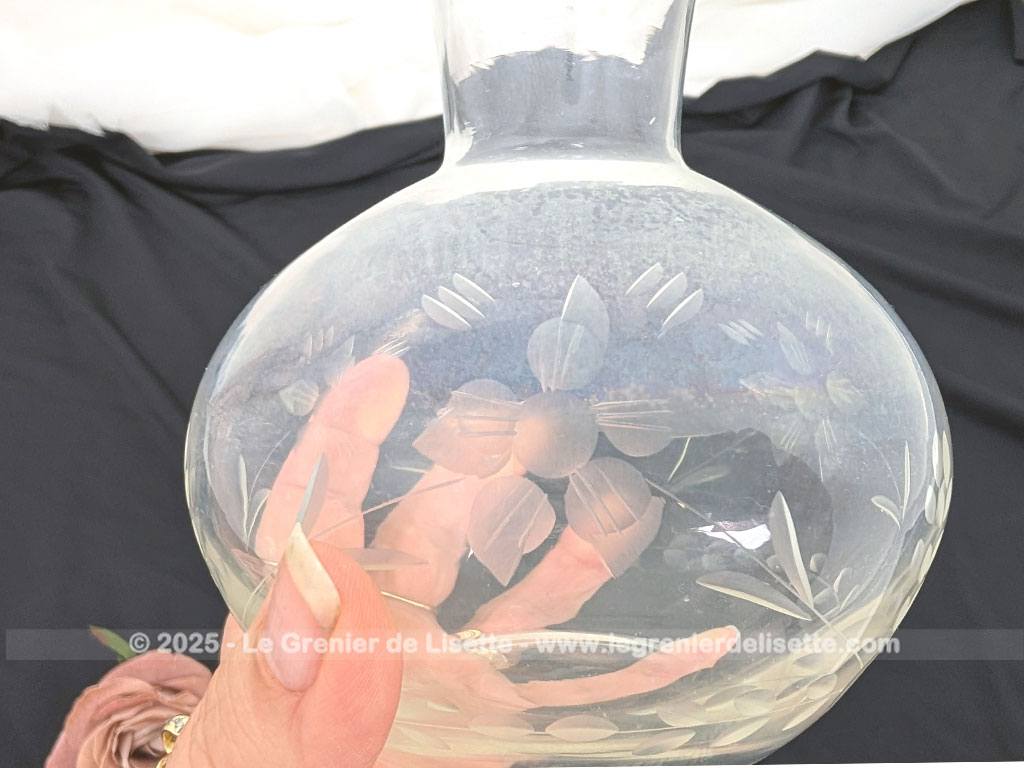 Voici un bel ensemble de nuit vintage comprenant une carafe à eau et son verre assorti faisant office de bouchon, en verre transparent finement ciselé de motifs floraux. Parfait pour une décoration de chambre rétro, romantique ou shabby.