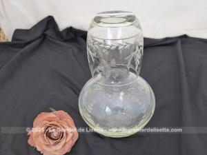 Ancienne carafe de chevet et son verre avec gravures